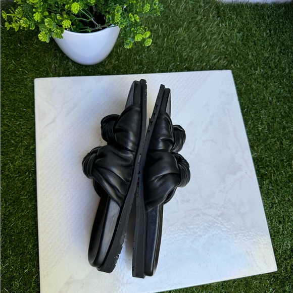 DEAR FRANCES Tye Slide, Black
Soft leather knot slide SIZE 5
US$450 new - Picture 10 of 12